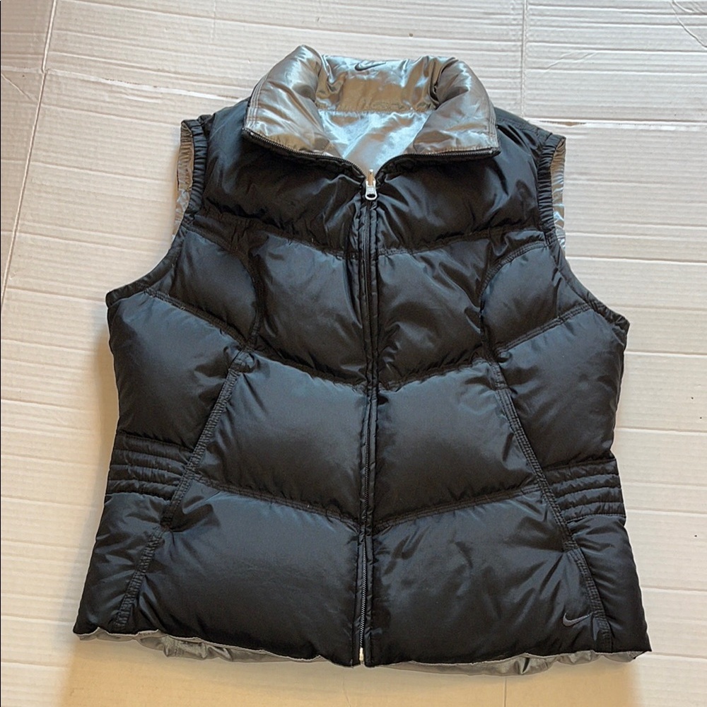 VTG-Y2K-Nike-M(8-10)-black & silver-full zip, reversible, down puffer vest.